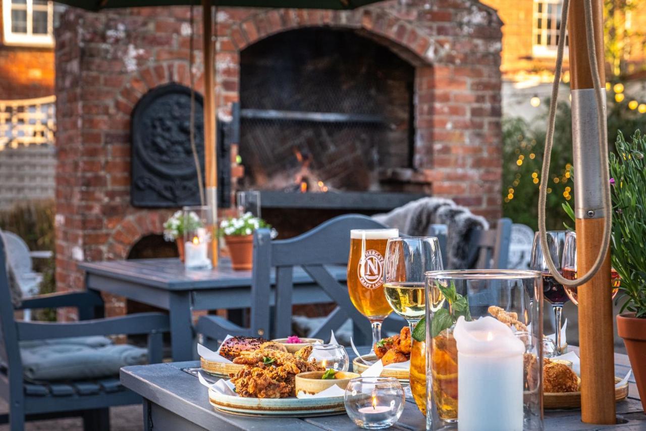 The Black Lion, Long Melford Buitenkant foto